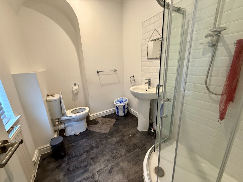 Lot: 116 - FOUR-BEDROOM HOUSE OF MULTIPLE OCCUPATION - Communal shower room with W.C.